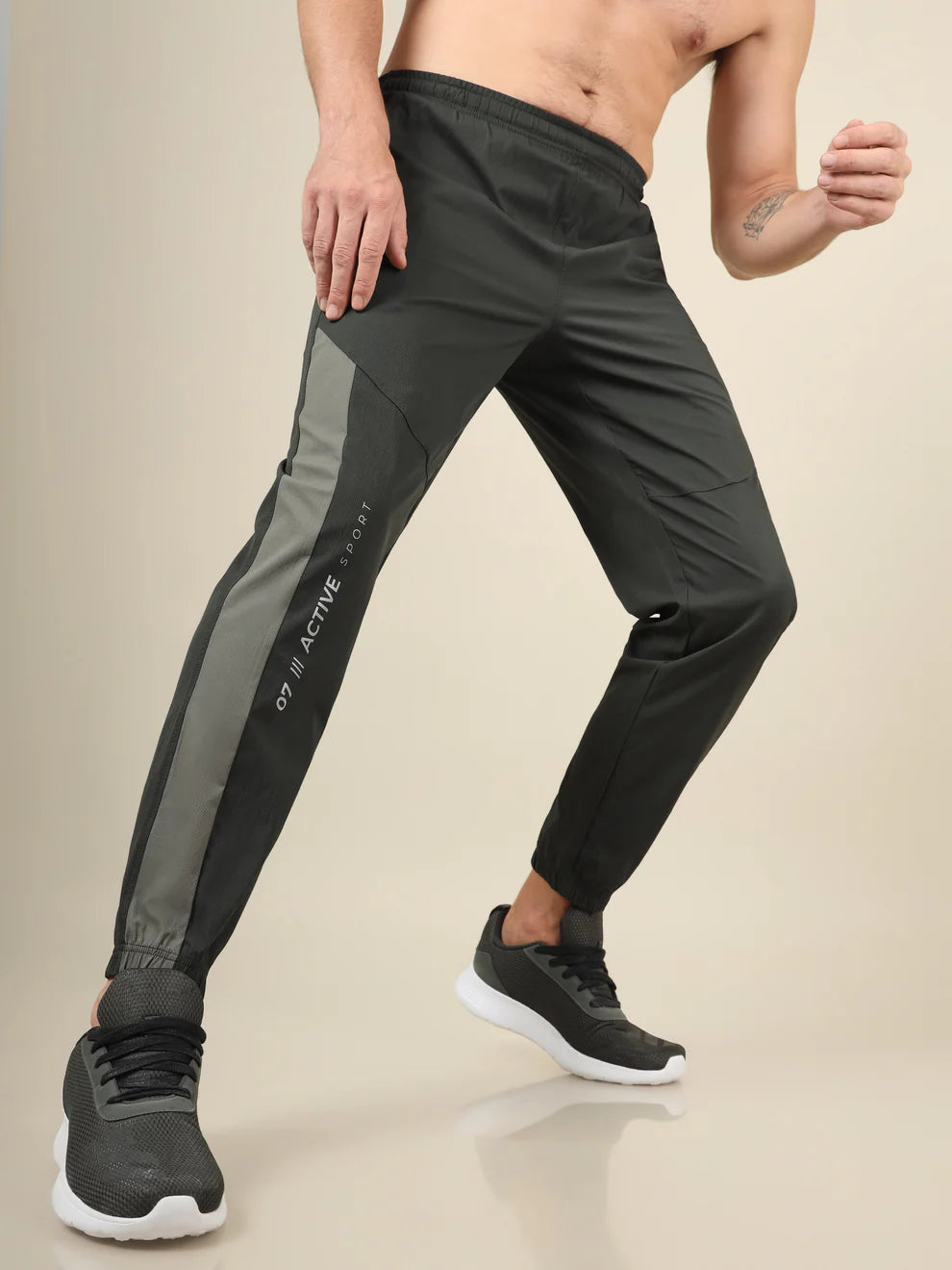 Men Solid Slim Fit Sports Joggers