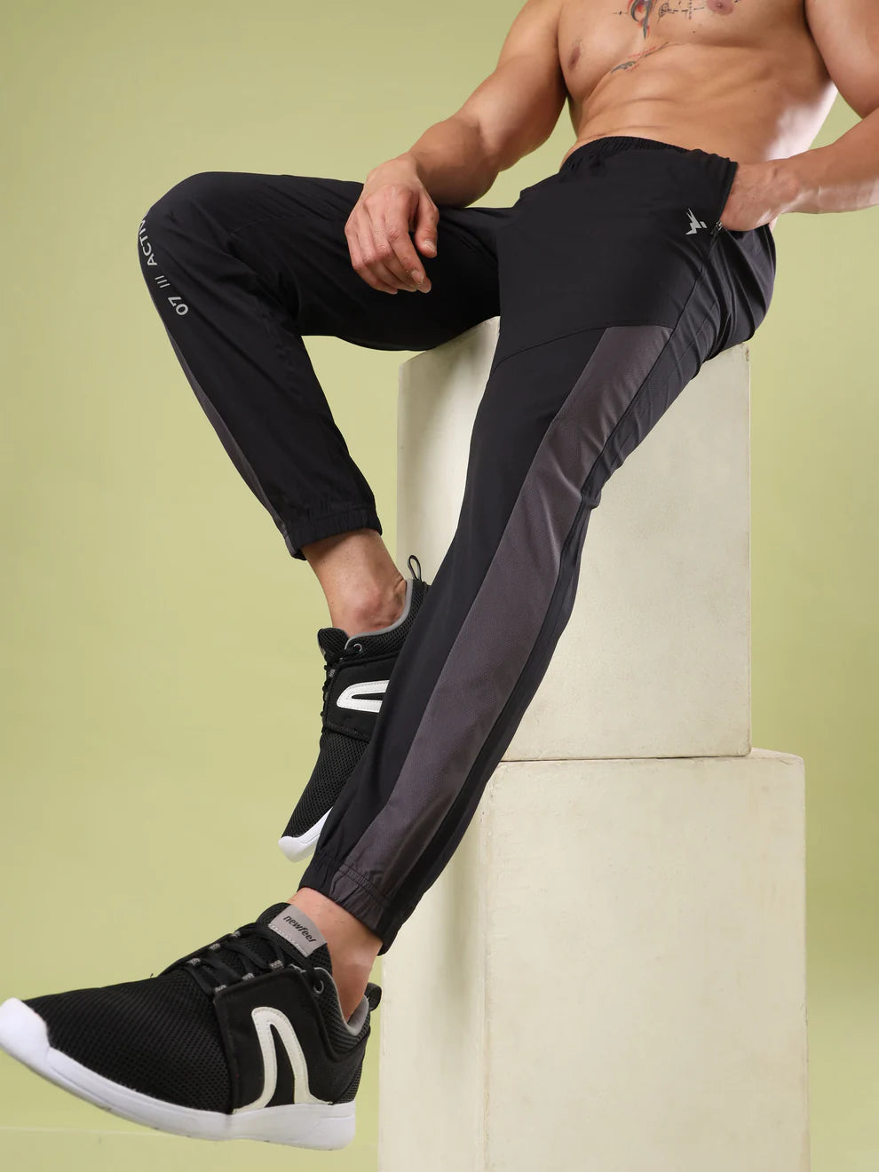 Men Solid Slim Fit Sports Joggers